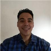 Profesor con más de 7 años de experiencia enfocado en potenciar tus habilidades para que superes tus necesidades personales y logres aplicar el inglés en contextos reales sin dificultades